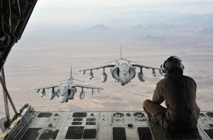 Gregory Moore đang chụp ảnh từ đuôi chiếc vận tải cơ KC-130J Hercules, phía sau là hai chiếc Harrier đang bám sát